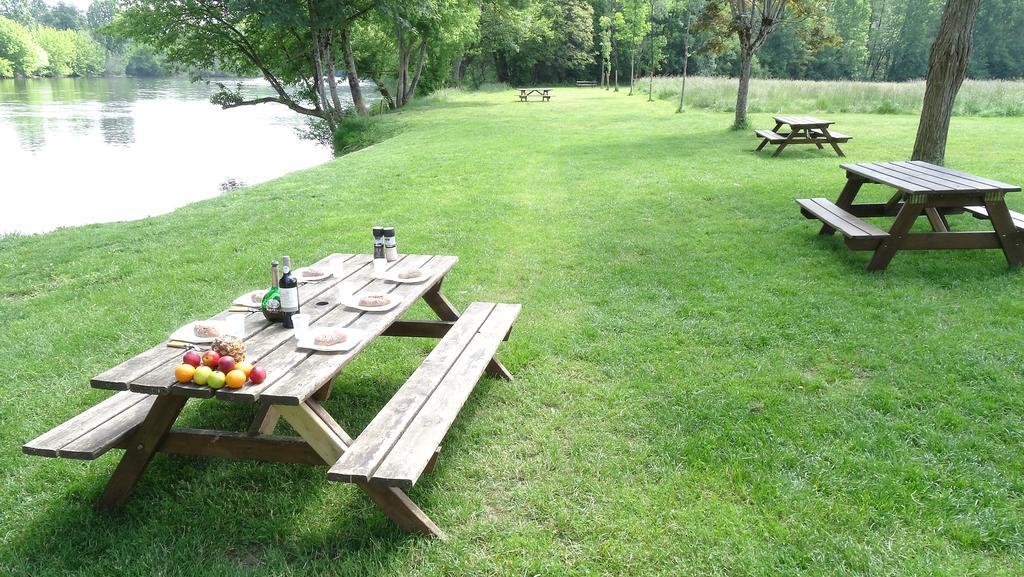 Au Pied Du Chateau - 5 A 11 Personnes - Baignade-Canoe-Piste Cyclable A 100 M Castelnaud La Chapelle Ngoại thất bức ảnh